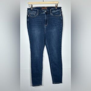 Judy Blue Skinny Fit w/ Stretch in Classic Blue. Size 13/31.